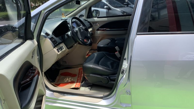 Mitsubishi Grandis 2.4AT sản xuất 2010 giá tốt còn thương lượng