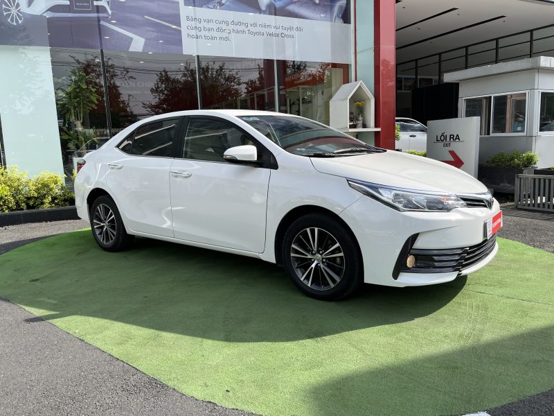 Toyota Altis 1.8G sản xuất 2018 màu trắng siêu đẹp