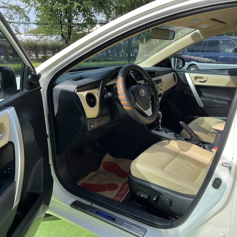 Toyota Altis 1.8G sản xuất 2018 màu trắng siêu đẹp