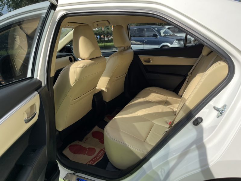 Toyota Altis 1.8G sản xuất 2018 màu trắng siêu đẹp