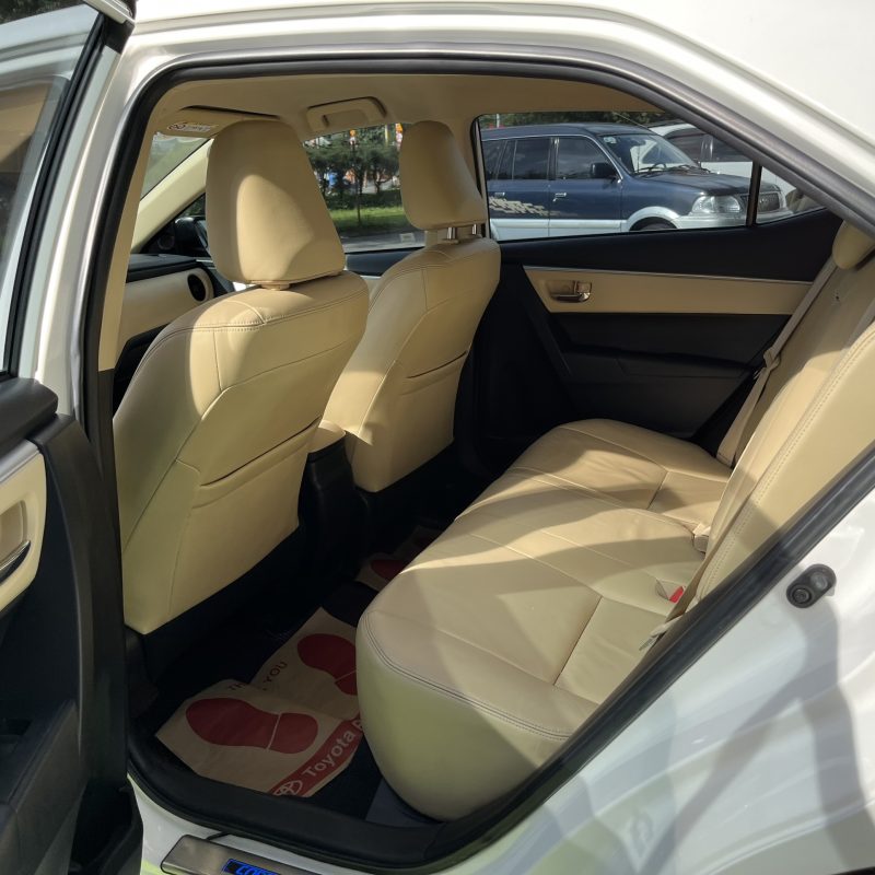 Toyota Altis 1.8G sản xuất 2018 màu trắng siêu đẹp