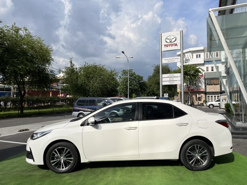 Toyota Altis 1.8G sản xuất 2018 màu trắng siêu đẹp