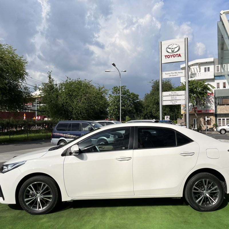 Toyota Altis 1.8G sản xuất 2018 màu trắng siêu đẹp