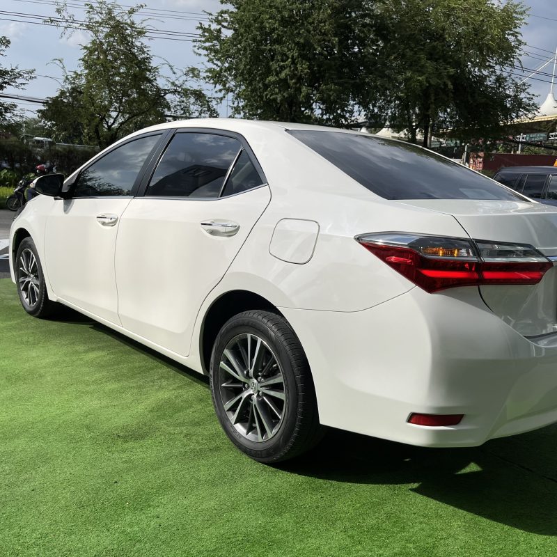 Toyota Altis 1.8G sản xuất 2018 màu trắng siêu đẹp