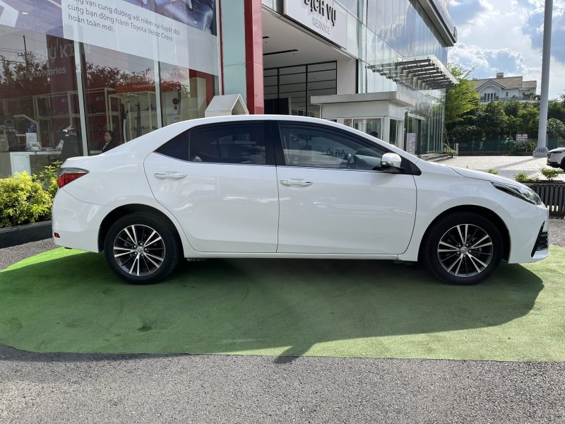 Toyota Altis 1.8G sản xuất 2018 màu trắng siêu đẹp