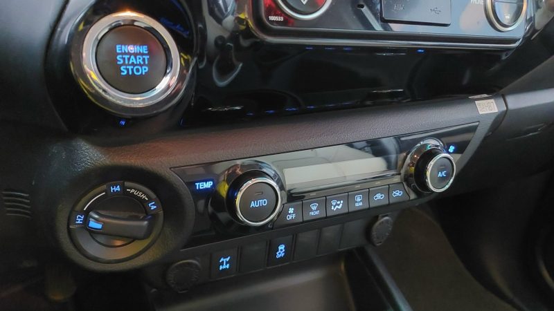Toyota Hilux 3.0 số tự động 2015 màu bạc xe chất giá tốt
