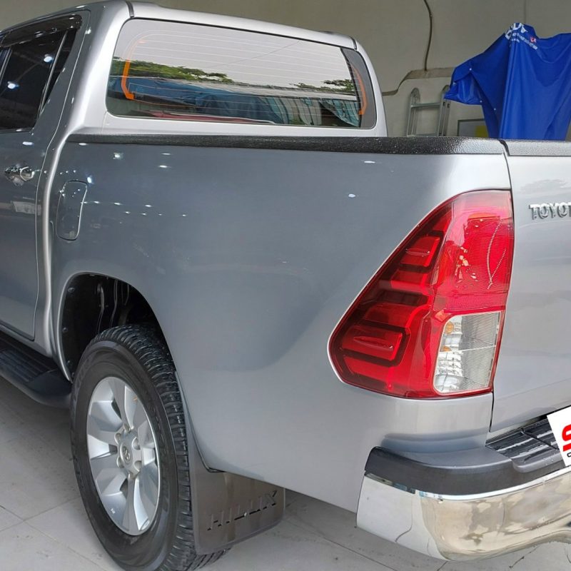 Toyota Hilux 3.0 số tự động 2015 màu bạc xe chất giá tốt