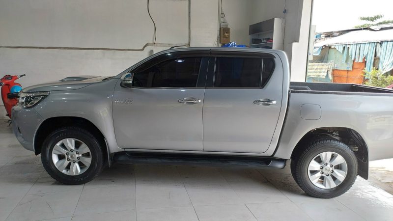 Toyota Hilux 3.0 số tự động 2015 màu bạc xe chất giá tốt
