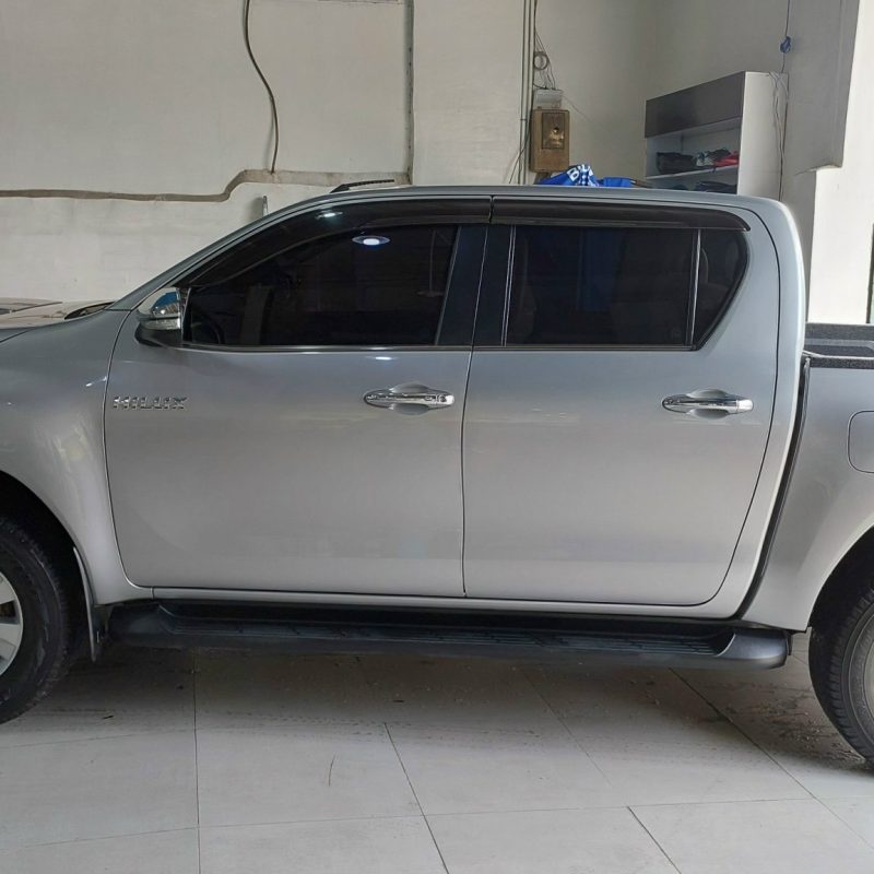 Toyota Hilux 3.0 số tự động 2015 màu bạc xe chất giá tốt
