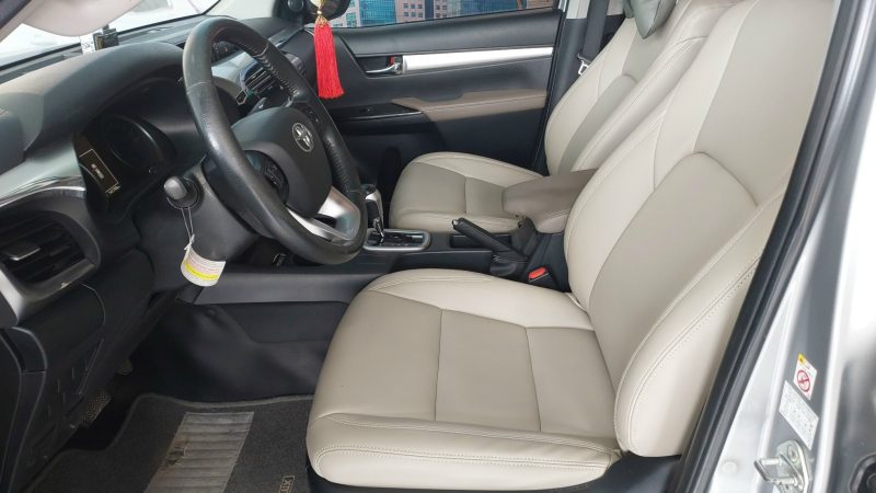 Toyota Hilux 3.0 số tự động 2015 màu bạc xe chất giá tốt