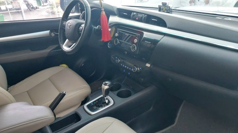 Toyota Hilux 3.0 số tự động 2015 màu bạc xe chất giá tốt