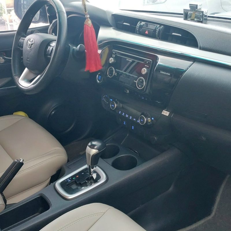 Toyota Hilux 3.0 số tự động 2015 màu bạc xe chất giá tốt