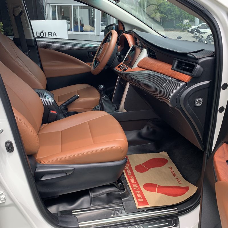 Toyota Innova 2.0E số sàn 2021 siêu lướt