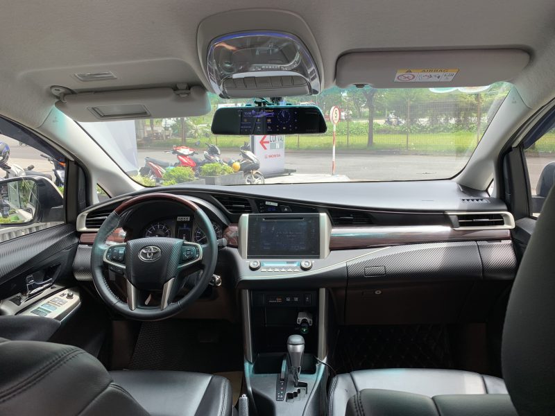 Toyota Innova 2.0 Venturer màu trắng ngọc trai siêu đẹp