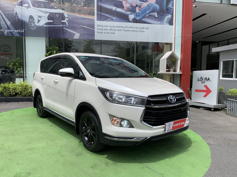 Toyota Innova 2.0 Venturer màu trắng ngọc trai siêu đẹp