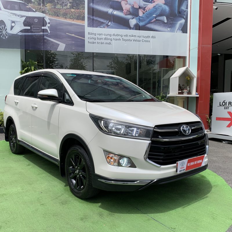 Toyota Innova 2.0 Venturer màu trắng ngọc trai siêu đẹp