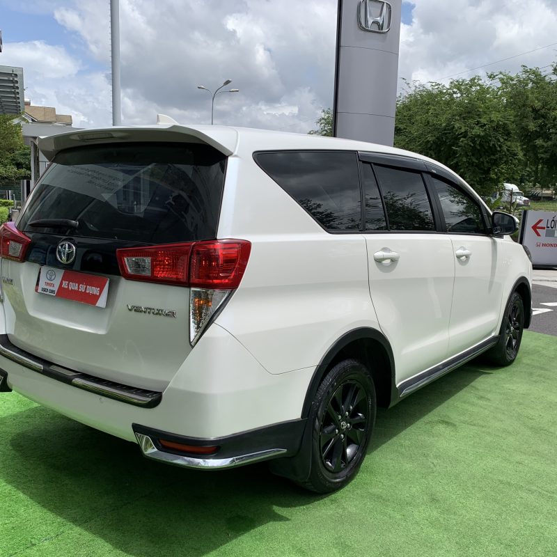 Toyota Innova 2.0 Venturer màu trắng ngọc trai siêu đẹp