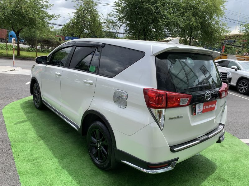 Toyota Innova 2.0 Venturer màu trắng ngọc trai siêu đẹp