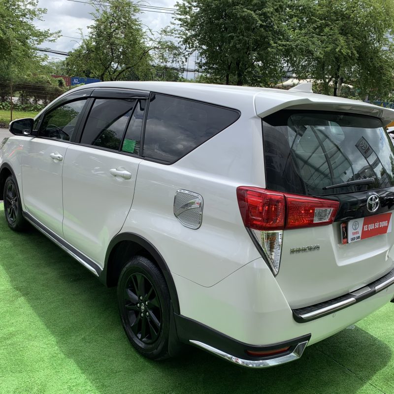 Toyota Innova 2.0 Venturer màu trắng ngọc trai siêu đẹp