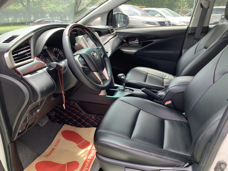 Toyota Innova 2.0 Venturer màu trắng ngọc trai siêu đẹp