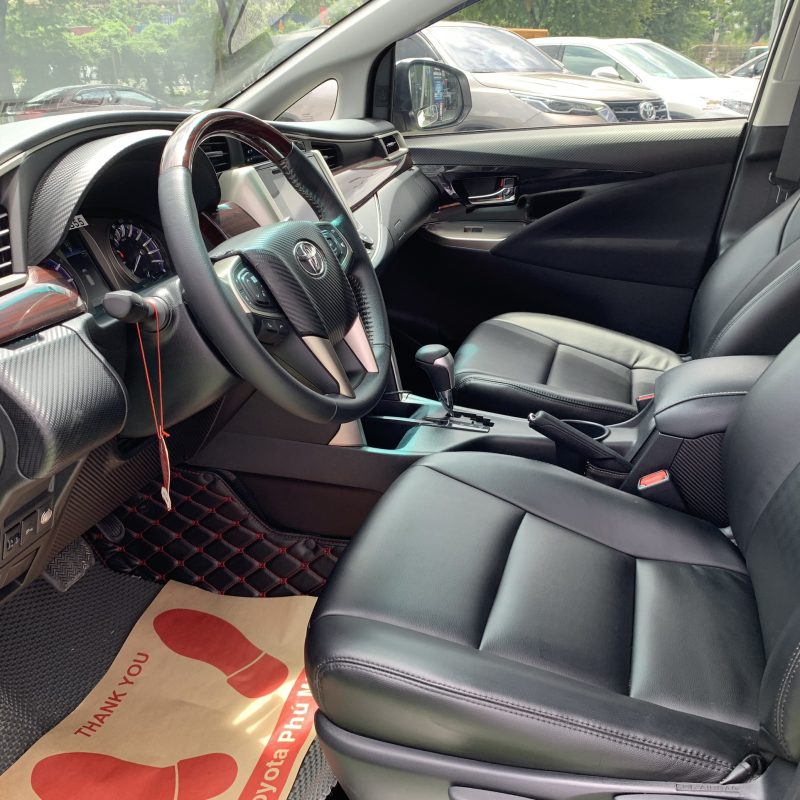 Toyota Innova 2.0 Venturer màu trắng ngọc trai siêu đẹp