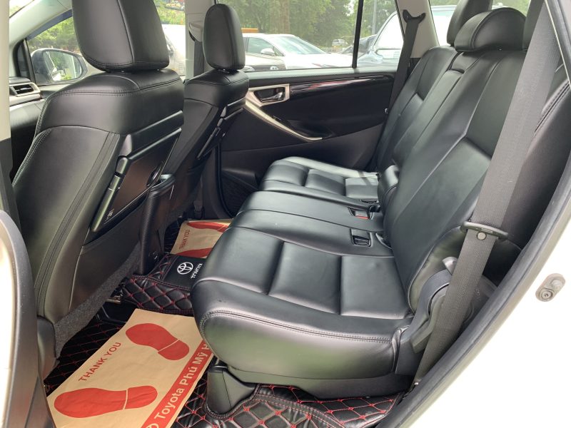 Toyota Innova 2.0 Venturer màu trắng ngọc trai siêu đẹp