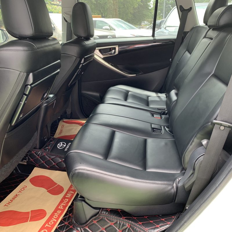Toyota Innova 2.0 Venturer màu trắng ngọc trai siêu đẹp