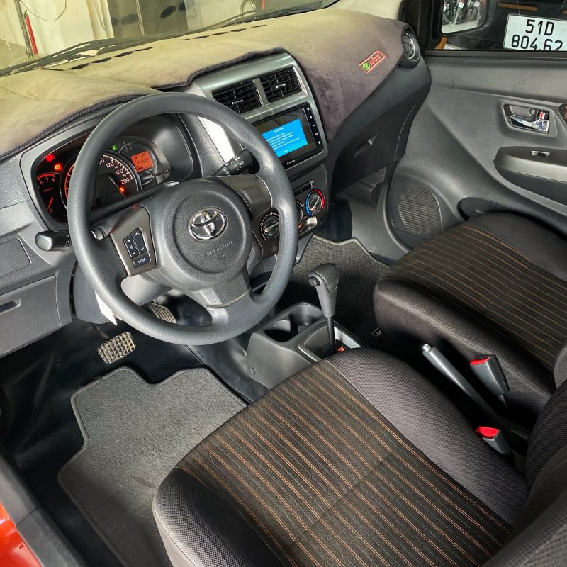 Toyota Wigo AT màu cam 2018 biển Sài Gòn giá tốt