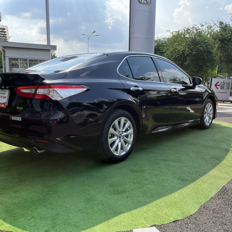 Toyota Camry 2.0 đời 2021 lướt giá tốt