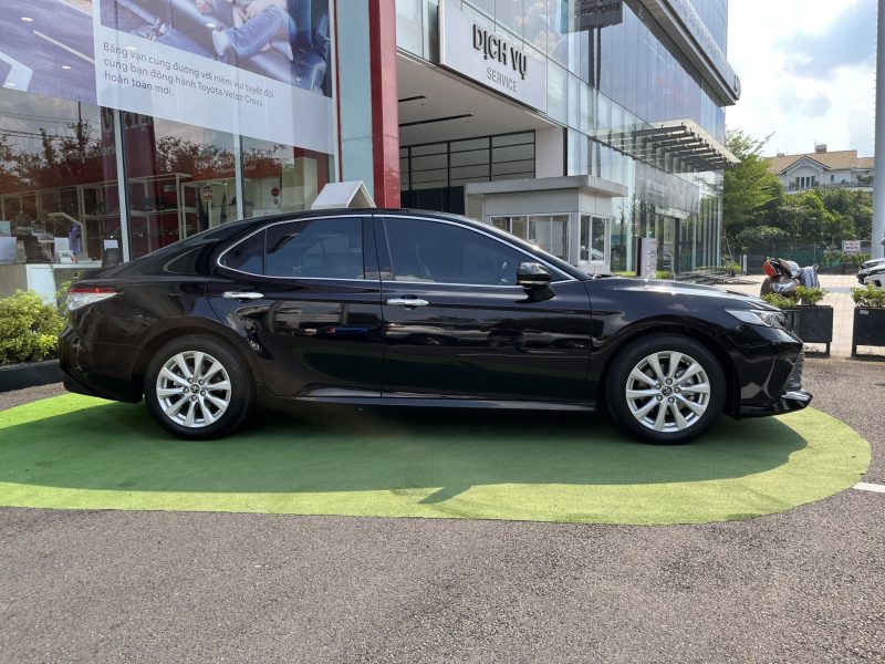 Toyota Camry 2.0 đời 2021 lướt giá tốt