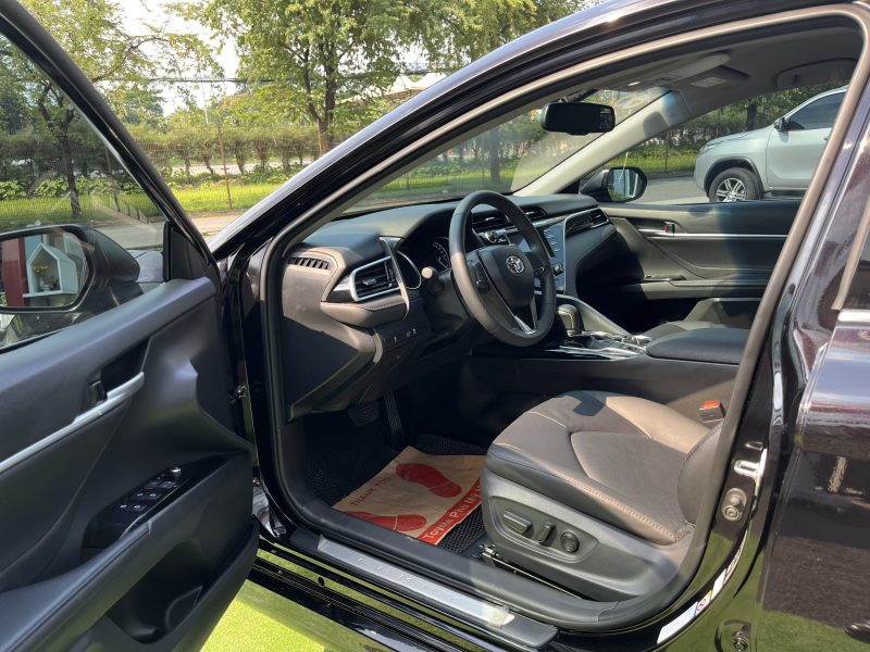 Toyota Camry 2.0 đời 2021 lướt giá tốt