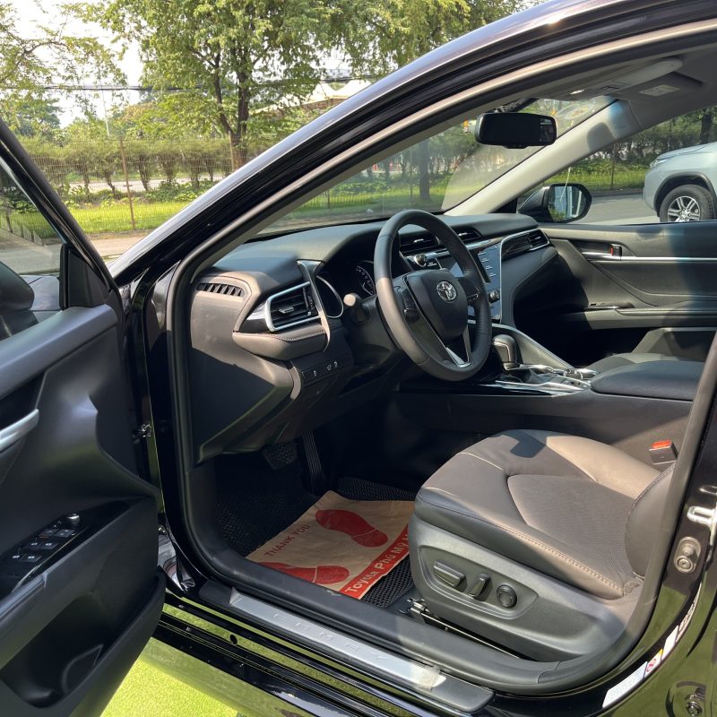 Toyota Camry 2.0 đời 2021 lướt giá tốt