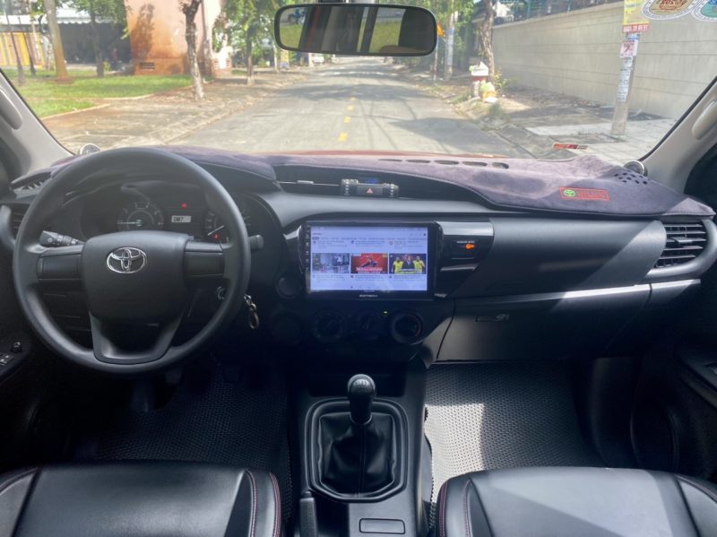 Toyota Hilux số sàn 2021 xe lướt giá tốt