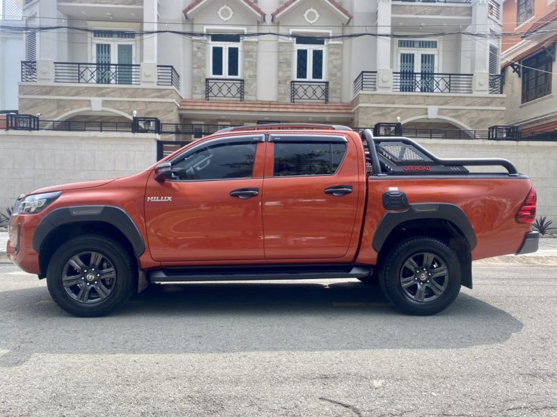 Toyota Hilux số sàn 2021 xe lướt giá tốt