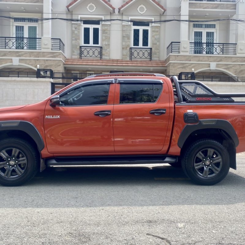 Toyota Hilux số sàn 2021 xe lướt giá tốt