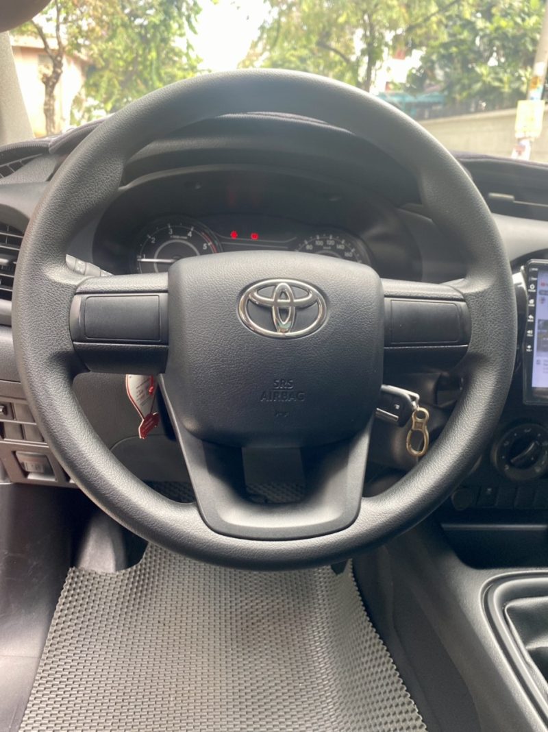 Toyota Hilux số sàn 2021 xe lướt giá tốt
