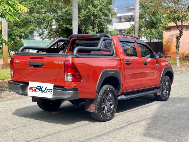 Toyota Hilux số sàn 2021 xe lướt giá tốt
