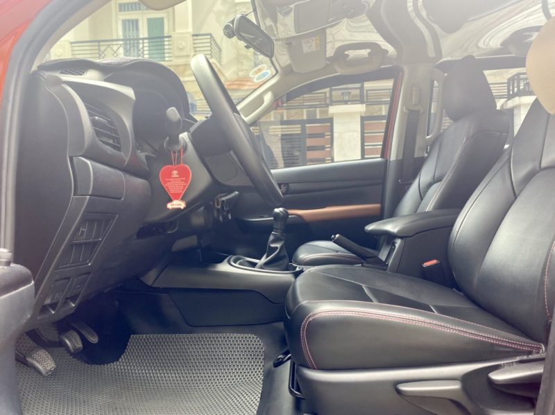 Toyota Hilux số sàn 2021 xe lướt giá tốt