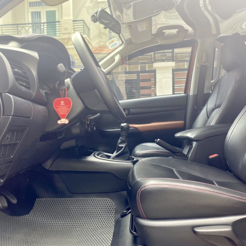 Toyota Hilux số sàn 2021 xe lướt giá tốt