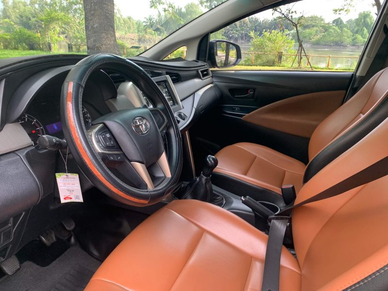 Toyota Innova 2.0E sản xuất 2017 màu đồng giá tốt