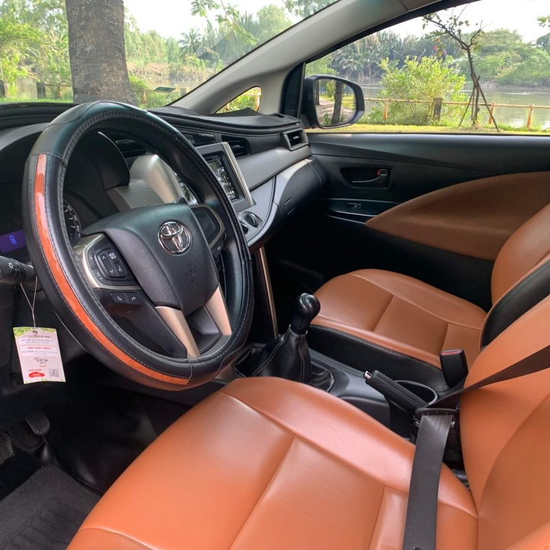 Toyota Innova 2.0E sản xuất 2017 màu đồng giá tốt