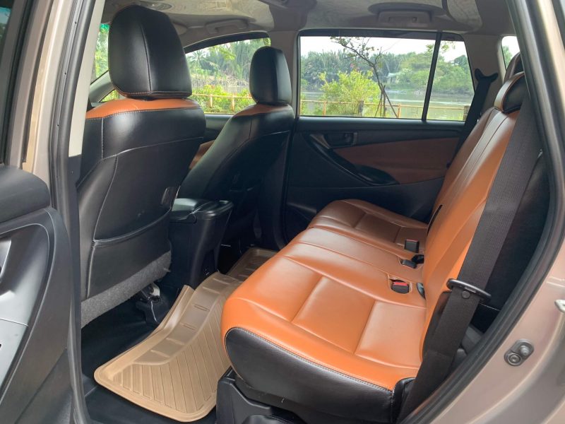 Toyota Innova 2.0E sản xuất 2017 màu đồng giá tốt