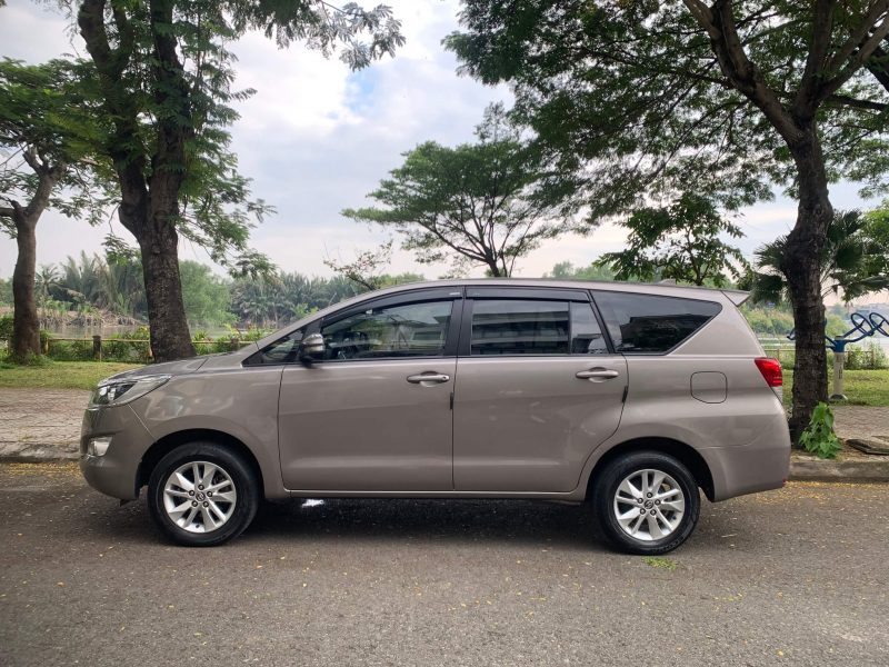 Toyota Innova 2.0E sản xuất 2017 màu đồng giá tốt