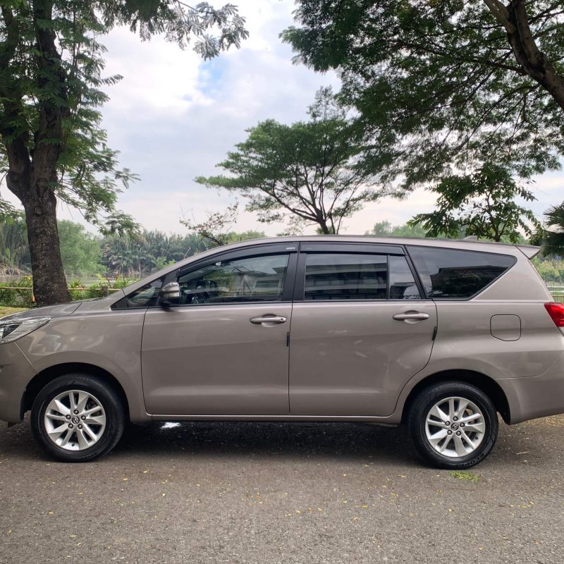 Toyota Innova 2.0E sản xuất 2017 màu đồng giá tốt