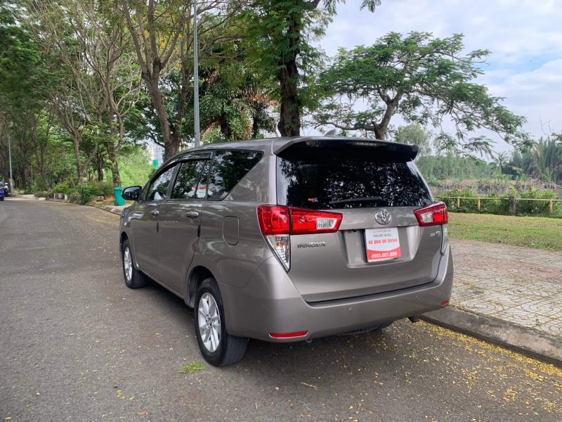 Toyota Innova 2.0E sản xuất 2017 màu đồng giá tốt