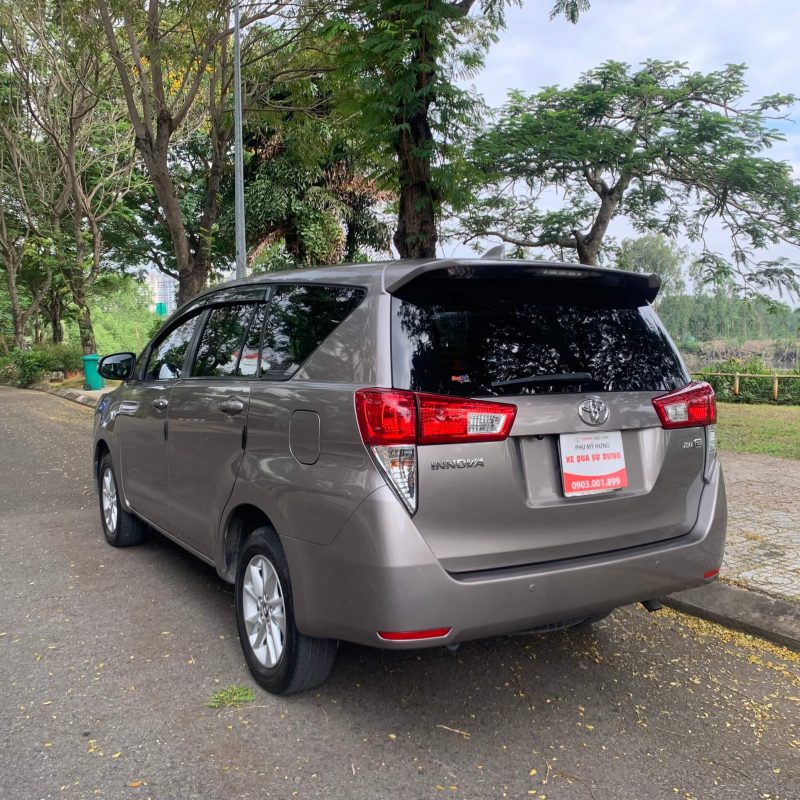 Toyota Innova 2.0E sản xuất 2017 màu đồng giá tốt