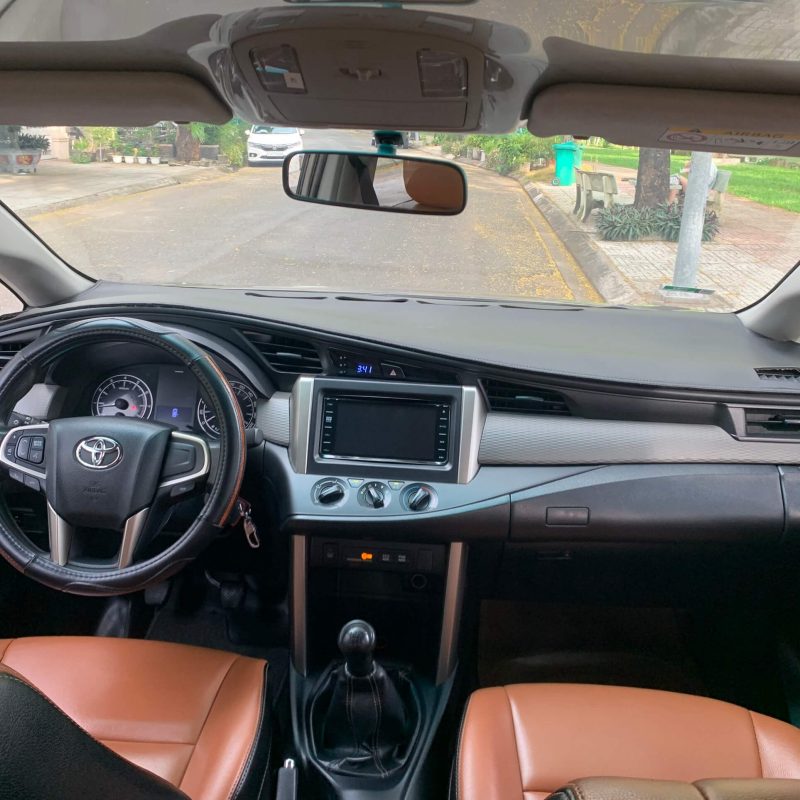 Toyota Innova 2.0E sản xuất 2017 màu đồng giá tốt