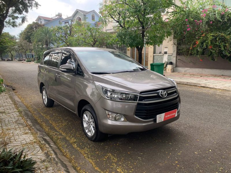 Toyota Innova 2.0E sản xuất 2017 màu đồng giá tốt