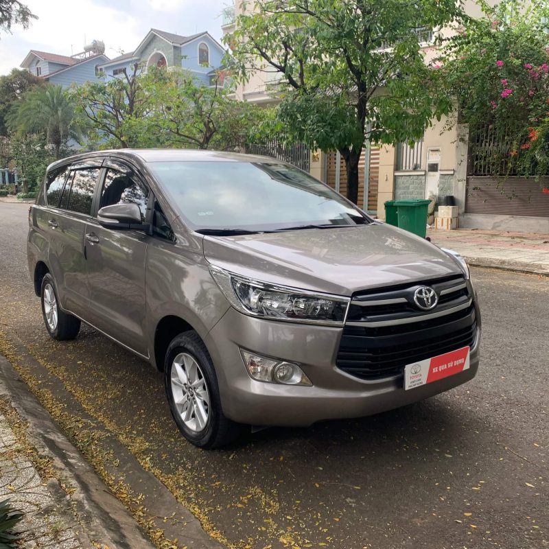 Toyota Innova 2.0E sản xuất 2017 màu đồng giá tốt