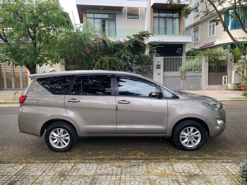Toyota Innova 2.0E sản xuất 2017 màu đồng giá tốt